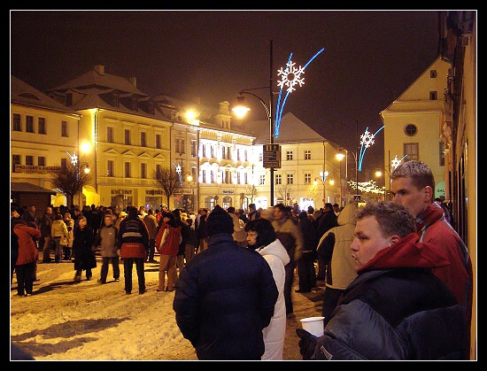 Ohňostroj 1, Olympus SP-500UZ, ISO 400, čas 1/10, clona 2.80, ohn. vzdálenost 6.30 Ohňostroj 1, Olympus SP-500UZ, ISO 400, čas 1/10, clona 2.80, ohn. vzdálenost 6.30