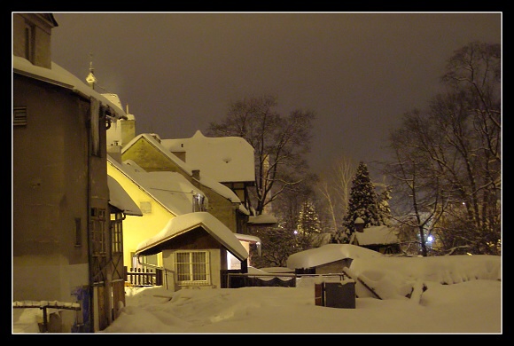 Dvorek, Olympus SP-500, čas 3.2s, clona 3.10, ISO 250, ohn. vzdálenost 8.20 mm